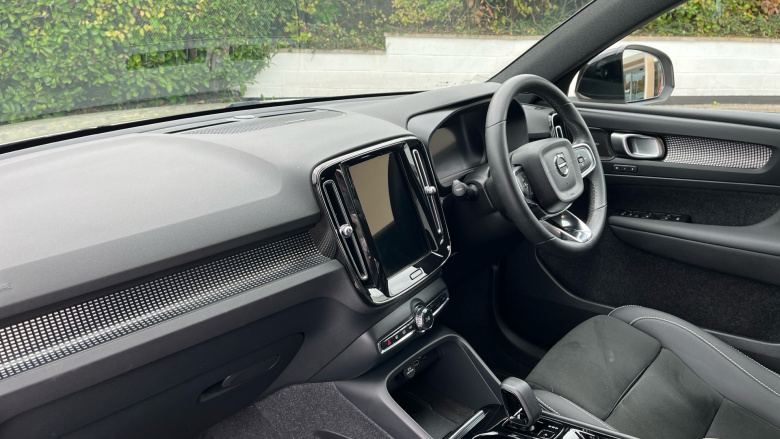 Volvo XC40 2.0 B4P Ultimate Dark 5dr Auto Petrol Estate